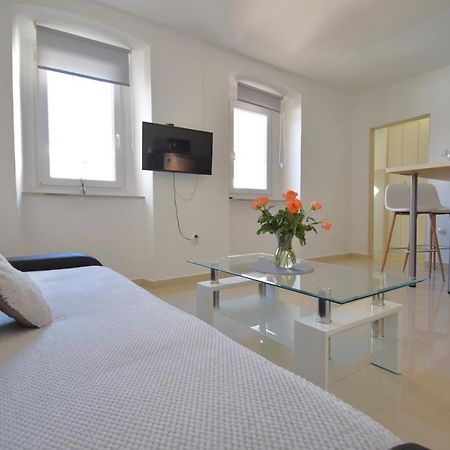 City Centre Apartment With Terrace 2 Пула Экстерьер фото