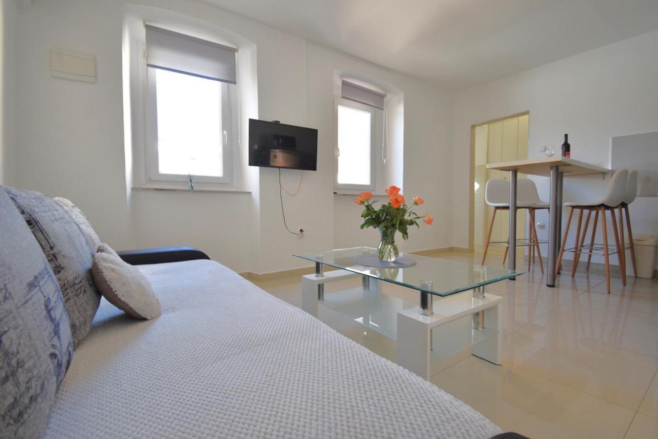City Centre Apartment With Terrace 2 Пула Экстерьер фото