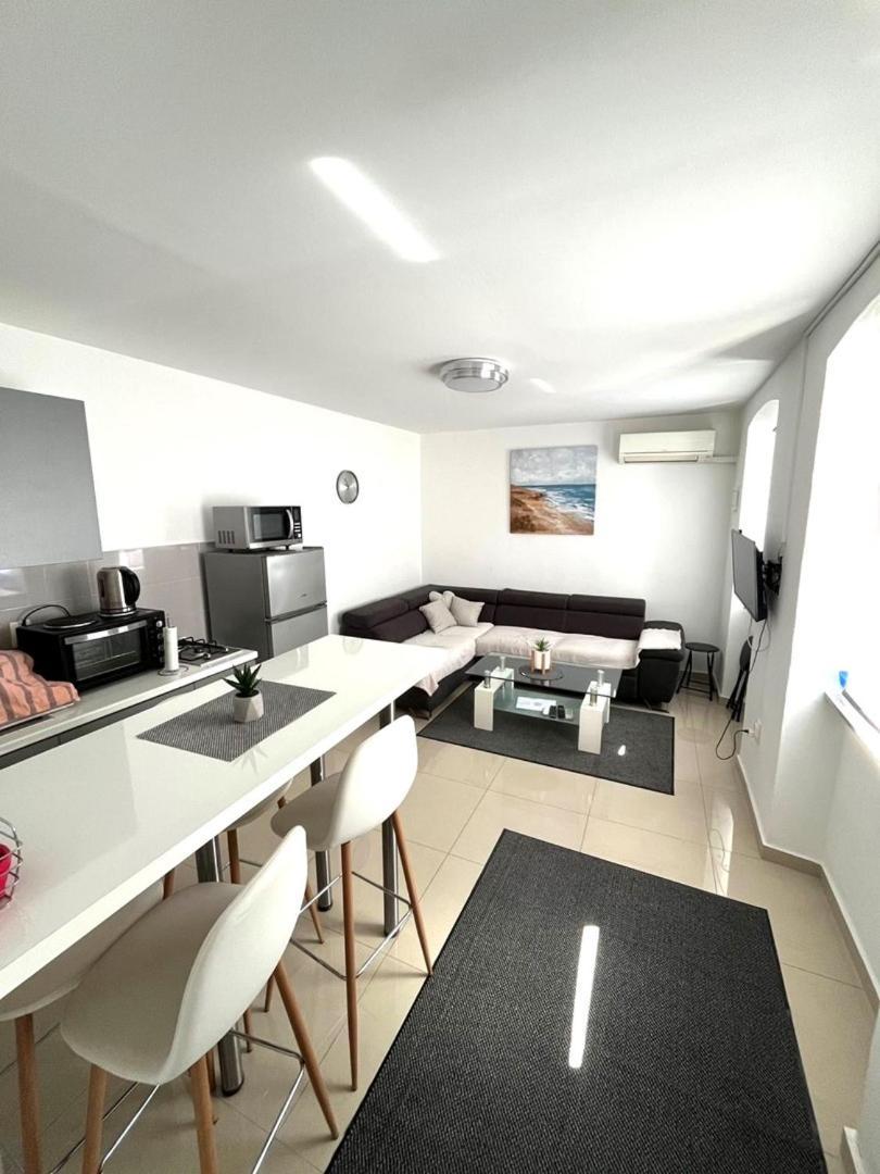 City Centre Apartment With Terrace 2 Пула Экстерьер фото