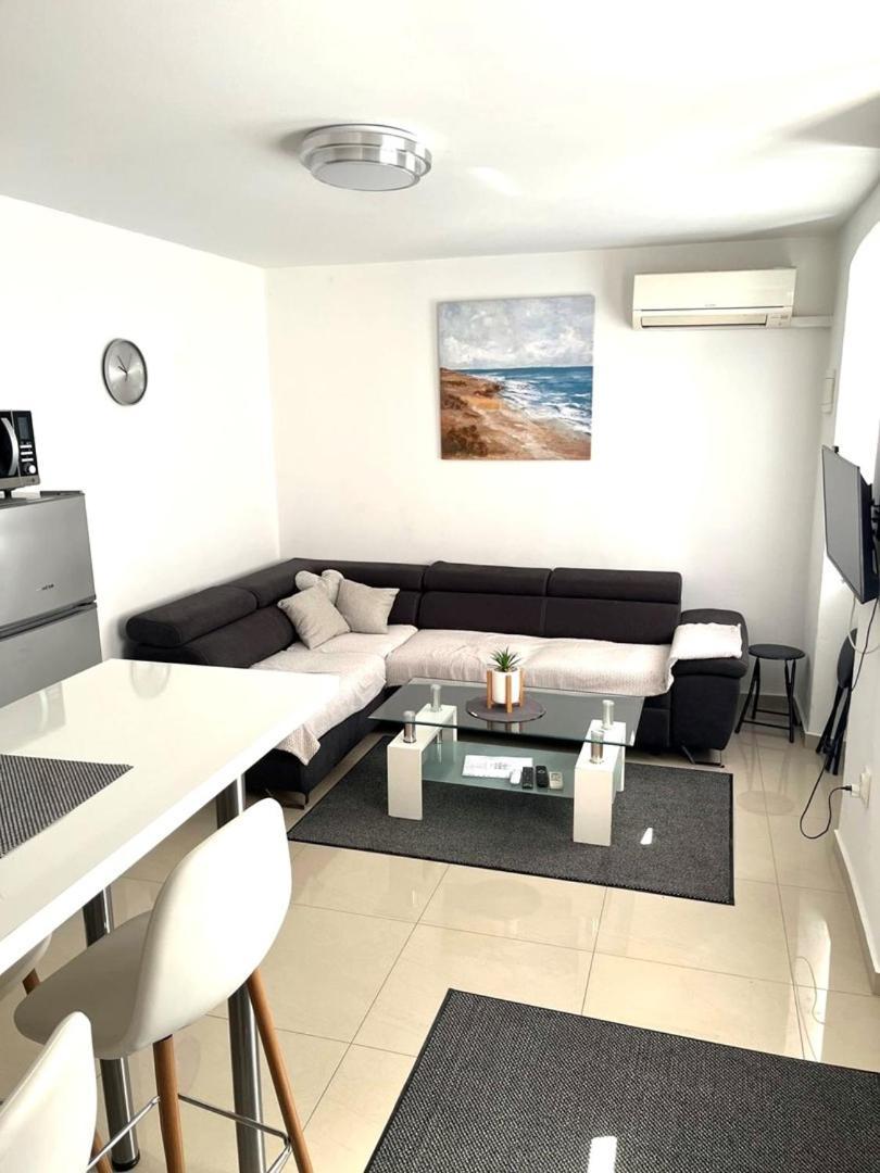 City Centre Apartment With Terrace 2 Пула Экстерьер фото